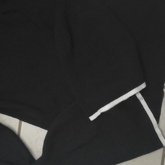 🌻Lord And TAYLOR Women's Black Long Sleeve Top - Picture 3 of 3